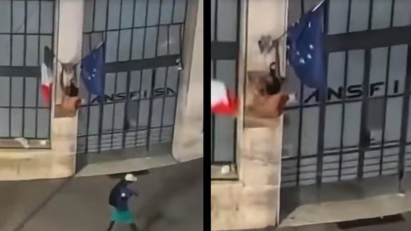 Straniero stacca il Tricolore e ci sputa sopra. Il video social scatena le polemiche