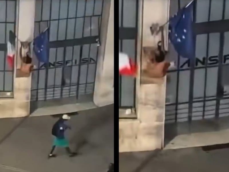 Straniero stacca il Tricolore e ci sputa sopra. Il video social scatena le polemiche