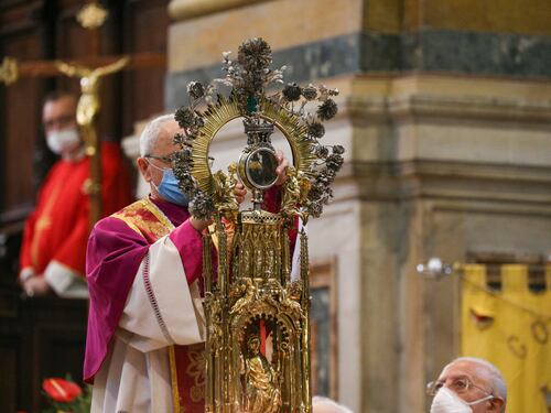 "San Gennaro? Sangue è solido" Cosa significa: tutti i "presagi"