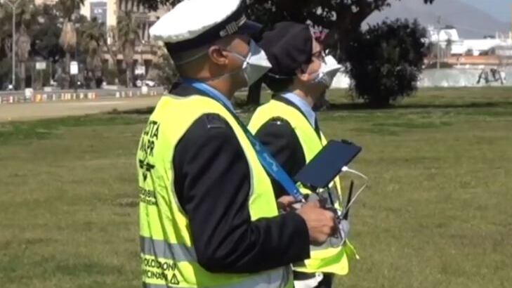"Guida" folle degli antagonisti: "Abbattete i droni della polizia"