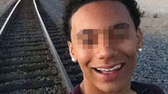 I ragazzi si fanno i selfie così: sui binari col treno in transito