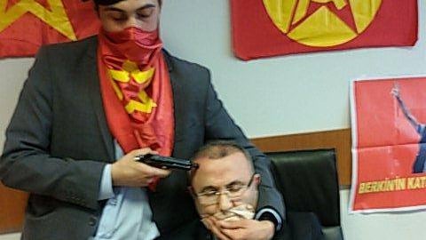 Online foto del procuratore ostaggio. La Turchia blocca i social