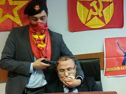 Terrore in Turchia, il pm preso in ostaggio dai terroristi muore in ospedale