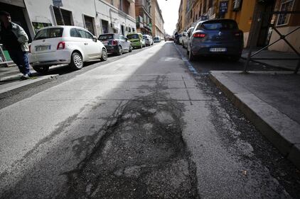 Gli interventi dei vigili urbani per chiudere le buche sulle strade della Capitale 12