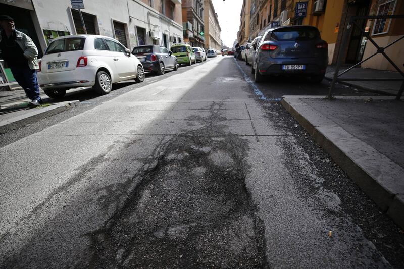 Gli interventi dei vigili urbani per chiudere le buche sulle strade della Capitale 12