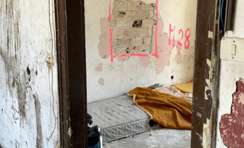 Degrado nella cascina abbandonata di via De Lemene a Milano 1