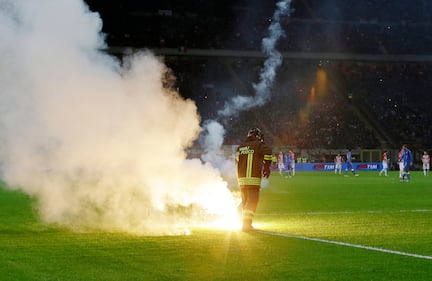 Fumogeni in campo, partita sospesa 8