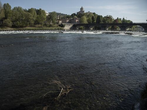 Il coronavirus "ripulisce" le acque del fiume Po