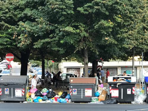 Roma, Raggi dichiara guerra agli incivili: ma scuole e parchi giochi sono assediati da topi e rifiuti