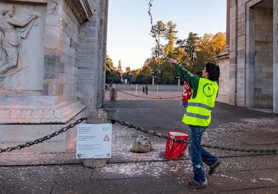 Gli eco-vandali di Ultima Generazione imbrattano l'Arco della Pace 2