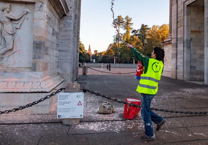 Gli eco-vandali di Ultima Generazione imbrattano l'Arco della Pace 2