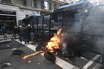 Le tensioni al corteo di Genova 5
