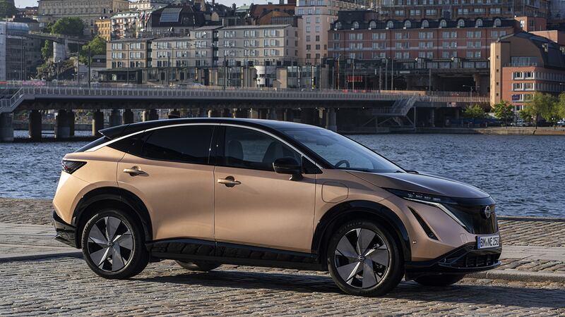 Foto Nissan Ariya fianco
