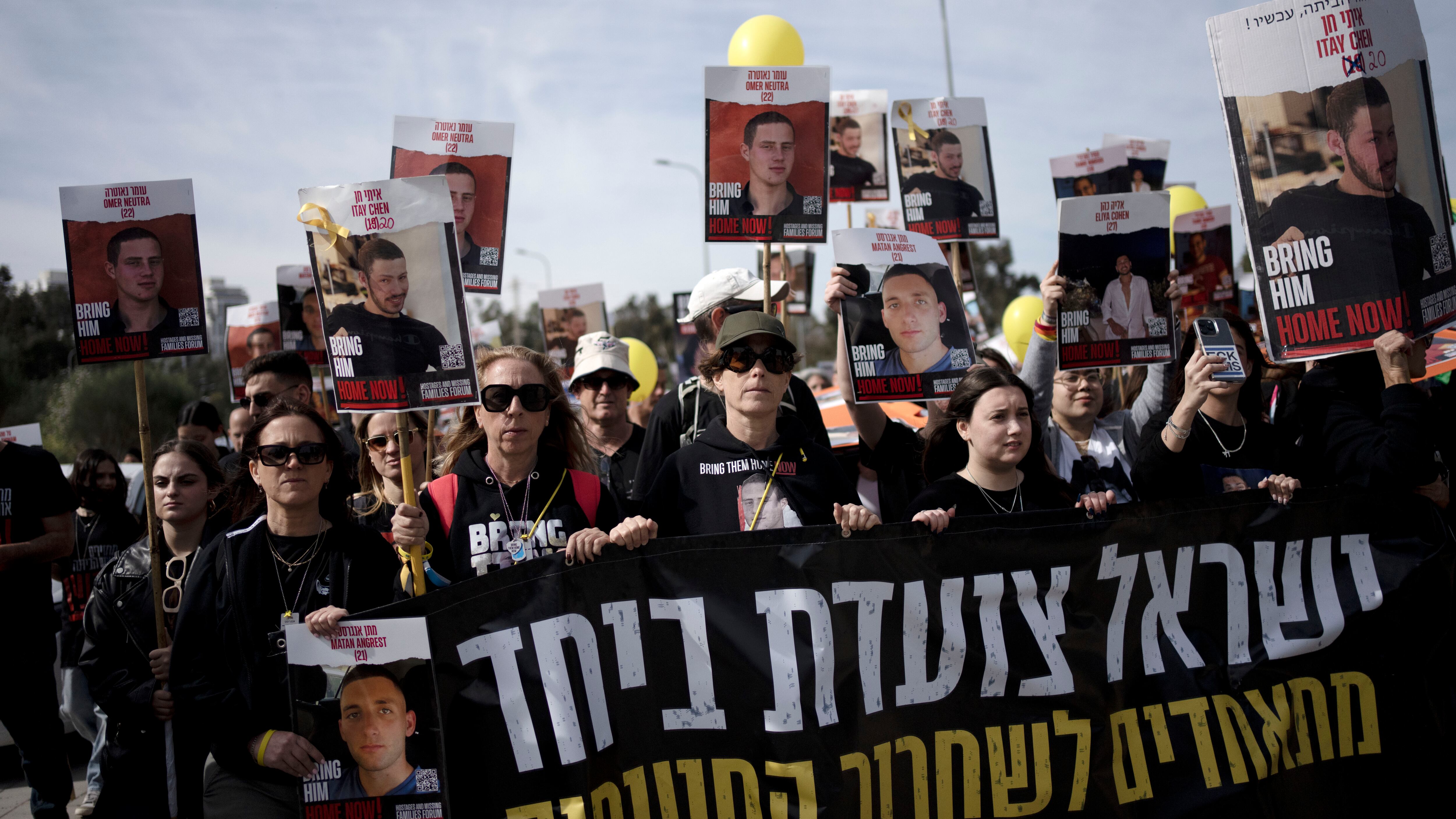 I parenti degli ostaggi contro Netanyahu: "È un criminale, lavoriamo per rimuoverlo"