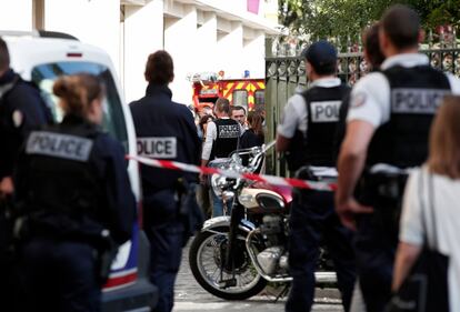 Parigi, auto travolge gruppo militari 10