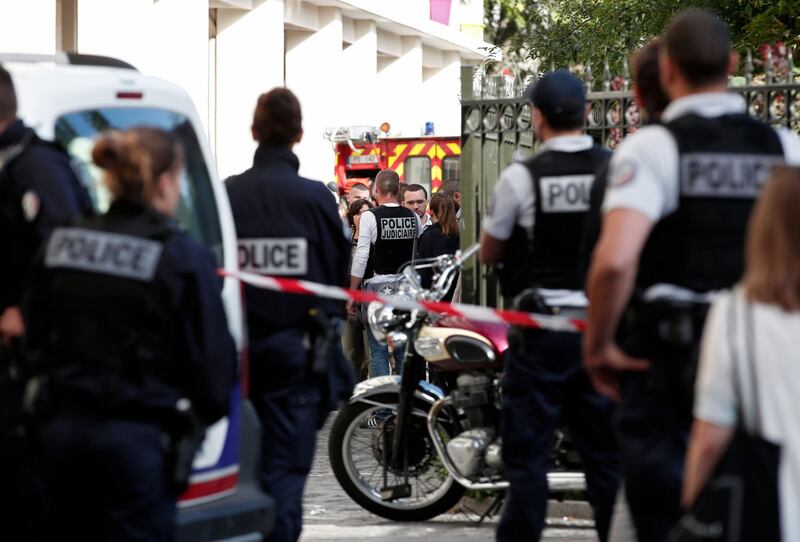Parigi, auto travolge gruppo militari 10