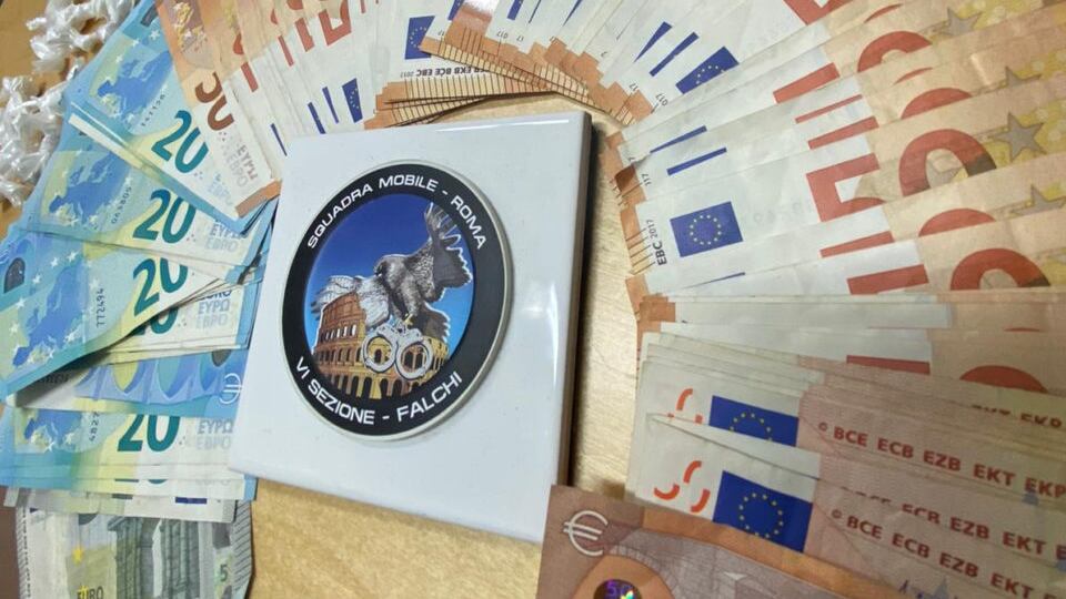 Blitz antidroga della polizia: sequestrate 500 dosi di cocaina e due pistole