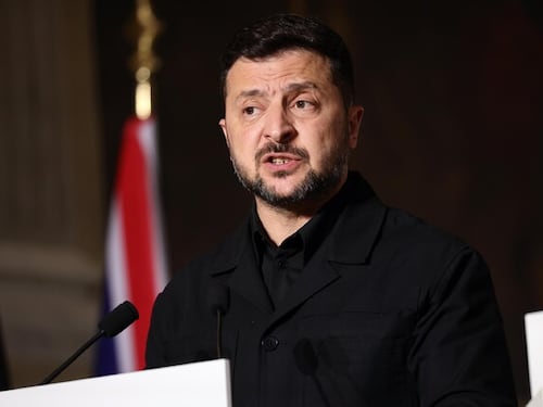 Zelensky: “Colpite navi cargo militari russe dirette in Iran”. Lanciati dagli Houthi missili contro una città saudita