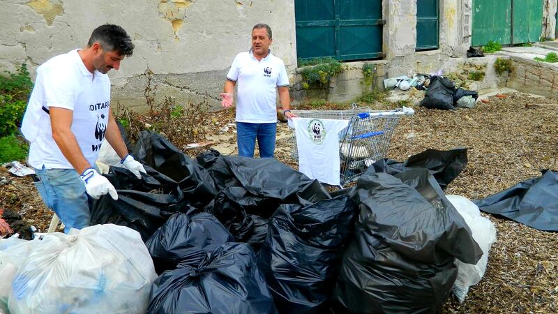Una spiaggia piena di plastica affoga Santa Flavia 8