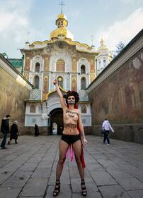 Kiev, attiviste Femen nude contro Ianukovich 1