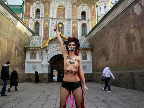 Kiev, attiviste Femen nude contro Ianukovich