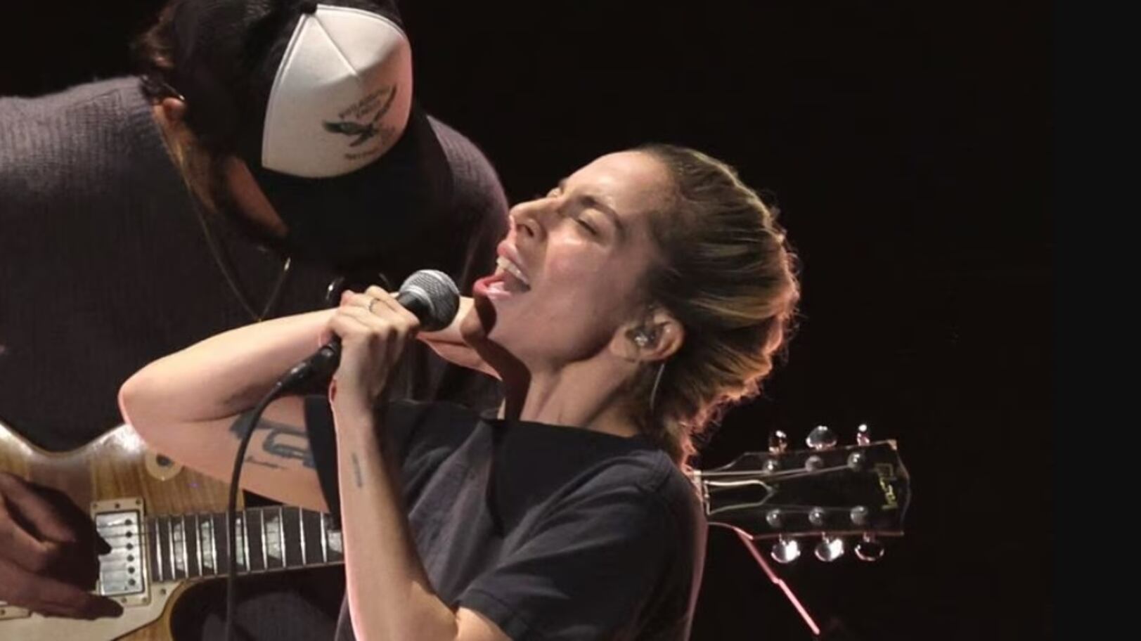 Lady Gaga struccata e con i jeans strappati: la canzone a sorpresa agli Oscar 2023