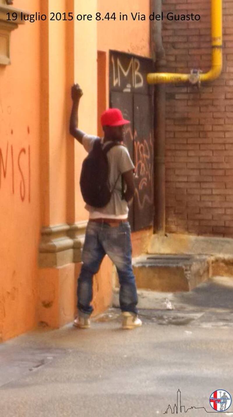 Immigrati dormono e urinano in strada a Bologna 1