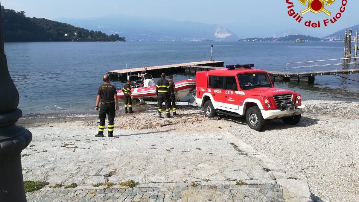 Varese, cade da traghetto nel lago Maggiore: ricerche ancora in corso