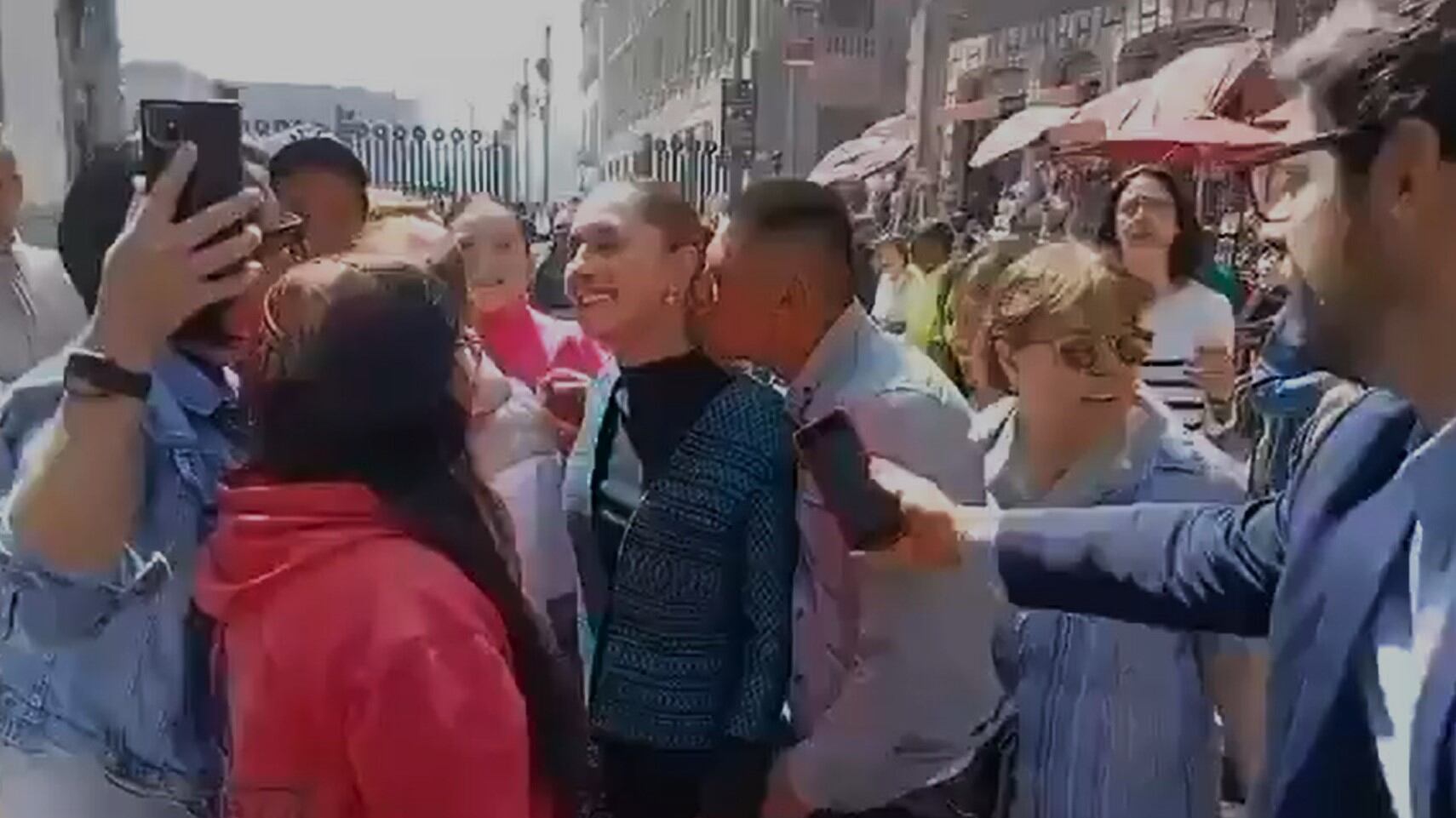 Molestie sessuali durante un incontro coi cittadini: il video choc sulla presidente del Messico