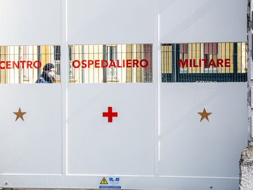 Sessanta contagiati trasferiti in altre Regioni. Bergamo vieta i gratta e vinci: "Troppi capannelli"