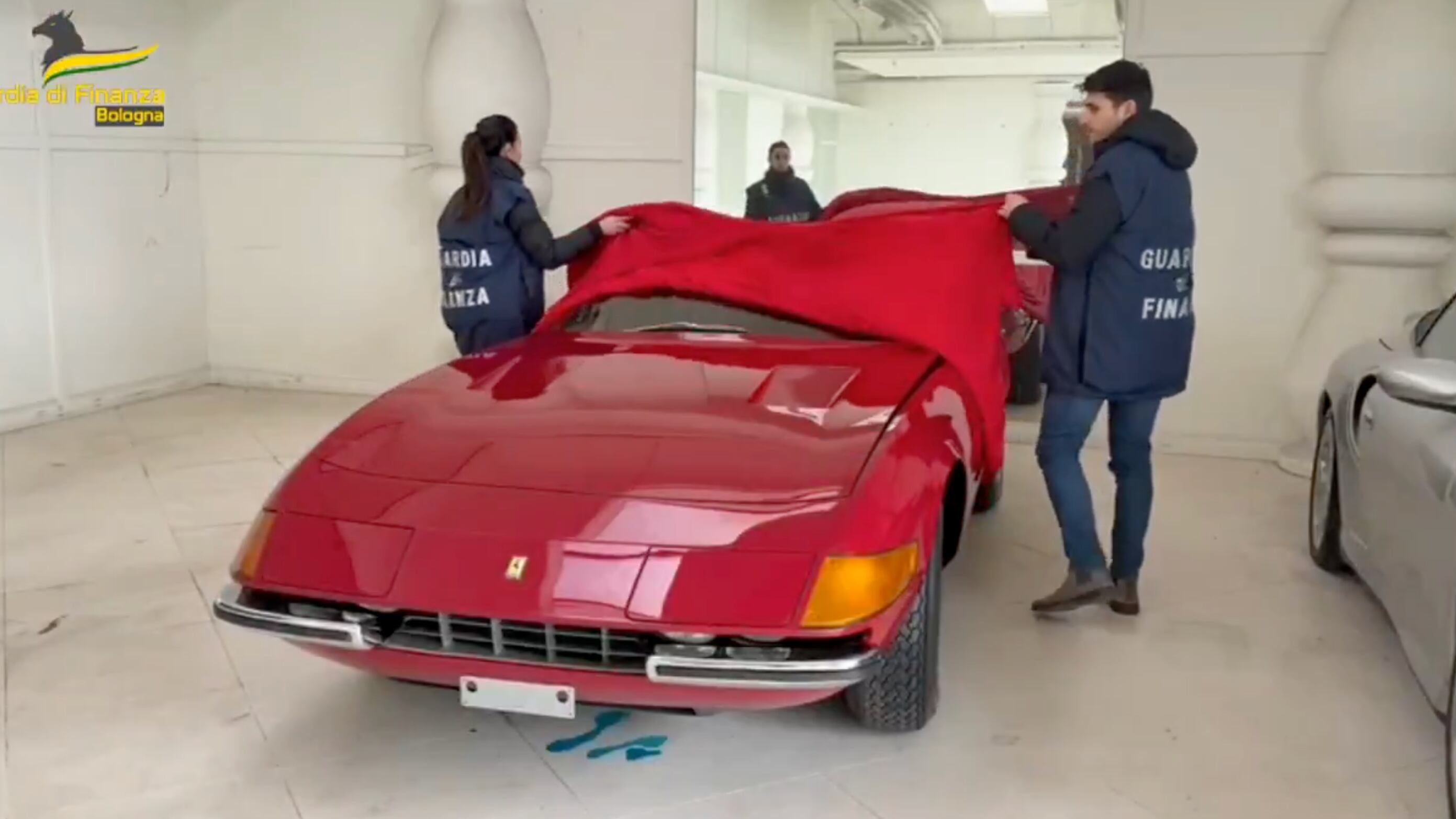Ferrari e auto di lusso sconosciute al Fisco, maxi sequestro della Guardia di Finanza