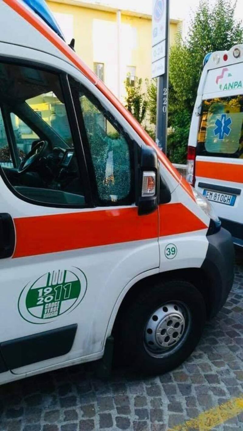 Baggio, ambulanze distrutte da teppisti 4