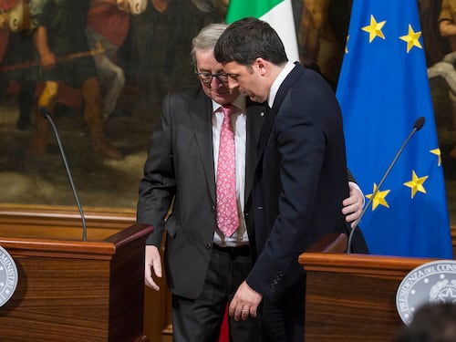 Referendum, assist di Juncker a Renzi: "Scandaloso lasciar sola l'Italia"