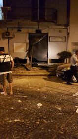 Bomba nel Napoletano: il negozio squarciato dall'esplosione 4