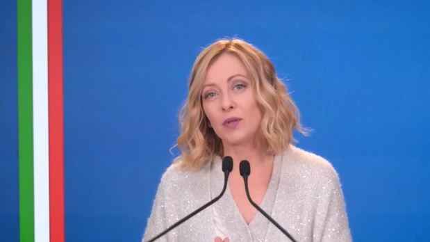 Diktat green, Meloni avvisa l'Europa: "Automotive in ginocchio, rivedere le norme"