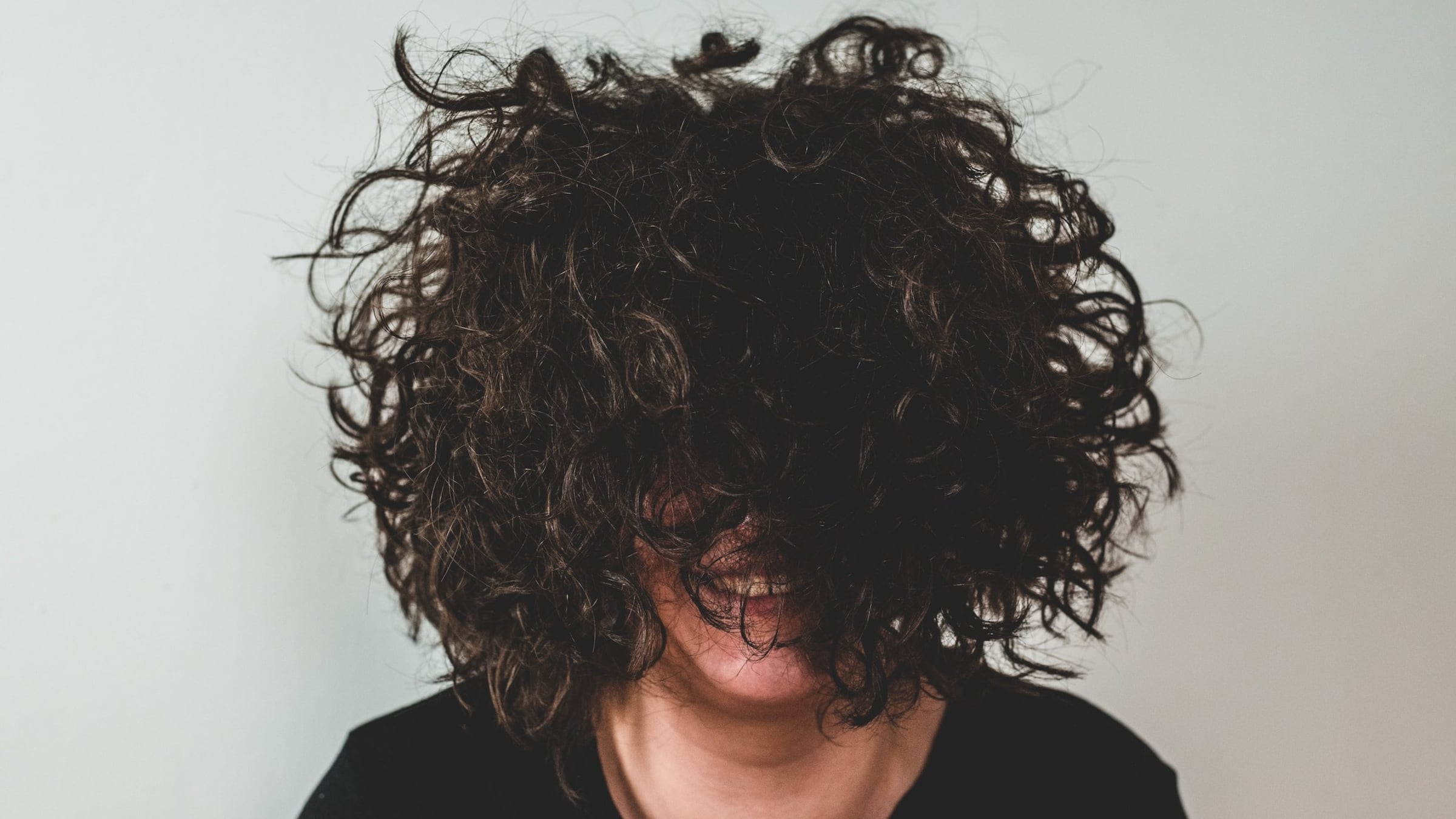 Capelli ricci over 60 anni, come valorizzarli