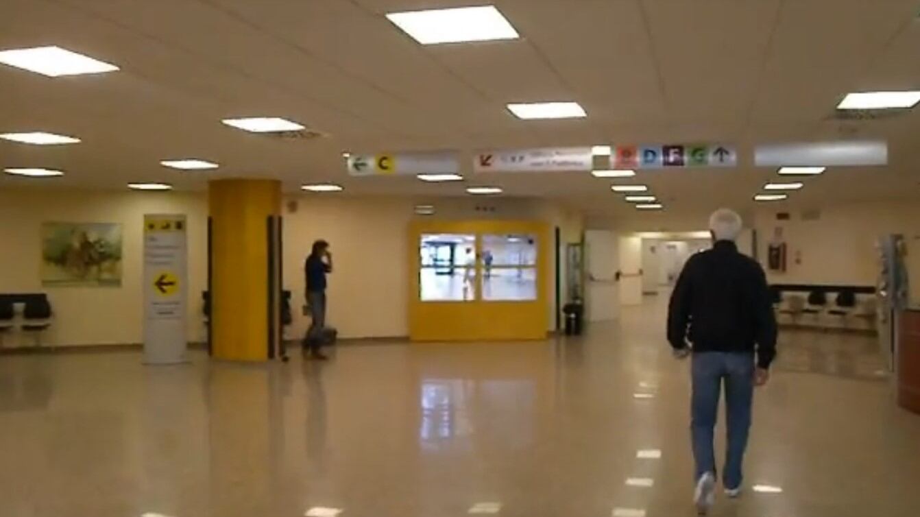 Giovane amoreggia con fidanzata in ospedale, poi pesta un medico