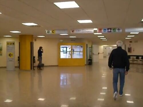 Giovane amoreggia con fidanzata in ospedale, poi pesta un medico