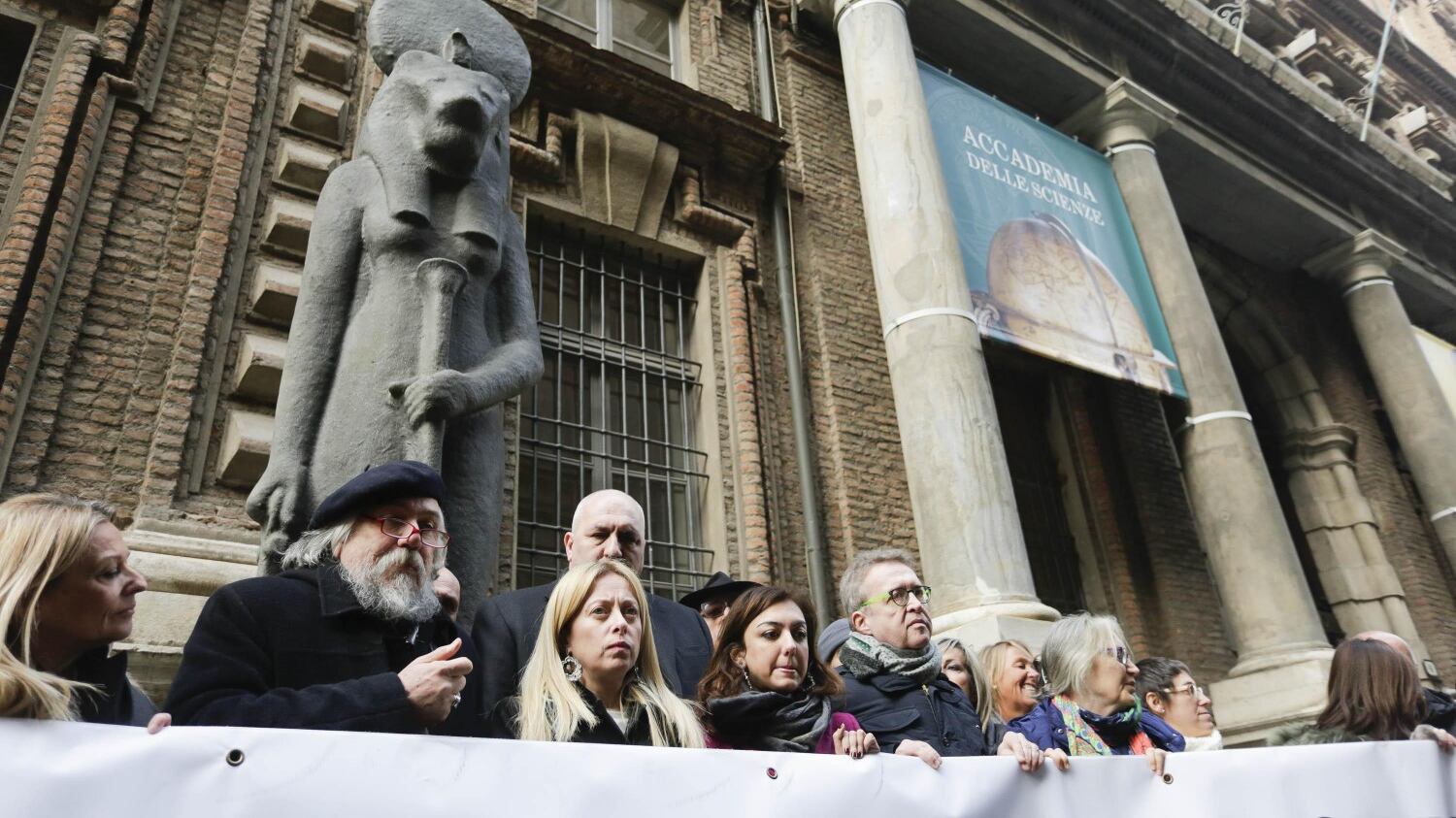 Sputi, cori e lanci di bottiglie: centri sociali aggrediscono la Meloni
