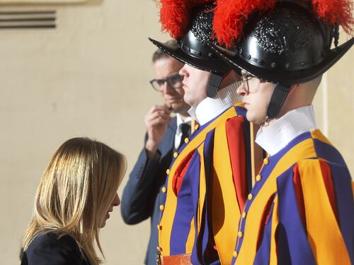 Udienza privata col Papa per la Meloni: lo scambio di doni