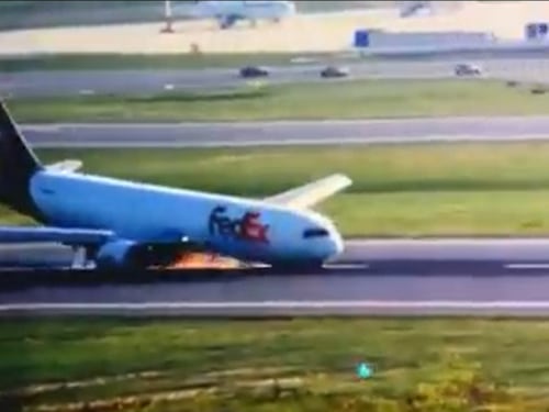 Guasto al carrello e l'atterraggio d'emergenza per il Boeing 767. Video choc da Istanbul