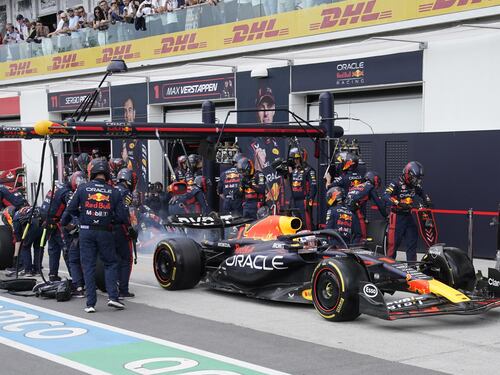 F1, Verstappen mette la vittoria 100 per la Red Bull. Leclerc solo quarto
