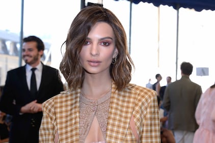 Emily Ratajkowski senza reggiseno a Parigi 18
