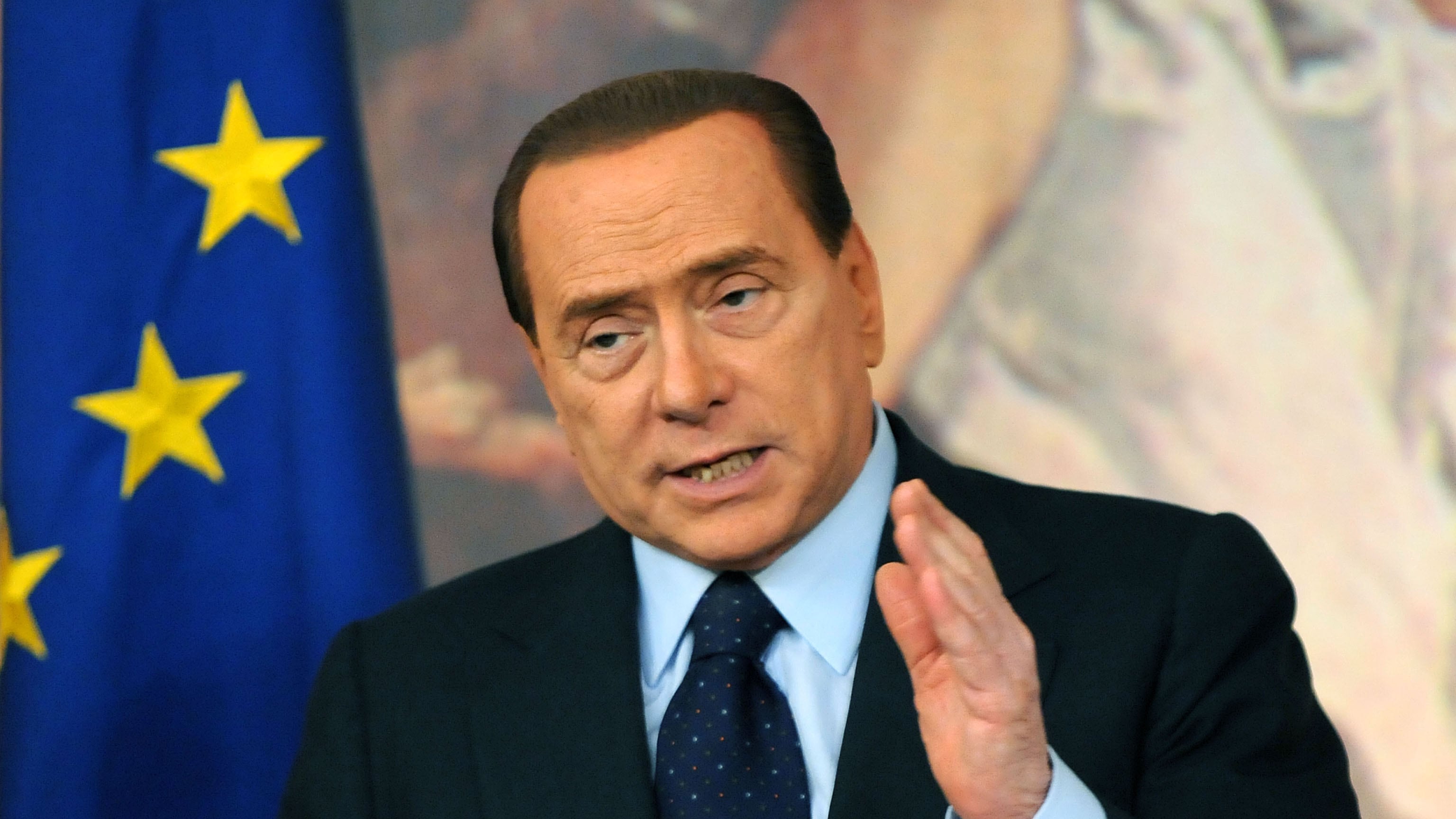 Il Cav aspetta il momento giusto per l'arrembaggio in tv e Senato