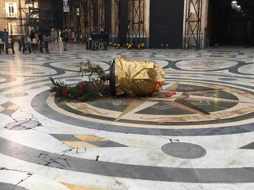 Napoli si arrende ai vandali. "Cancelli per la Galleria"