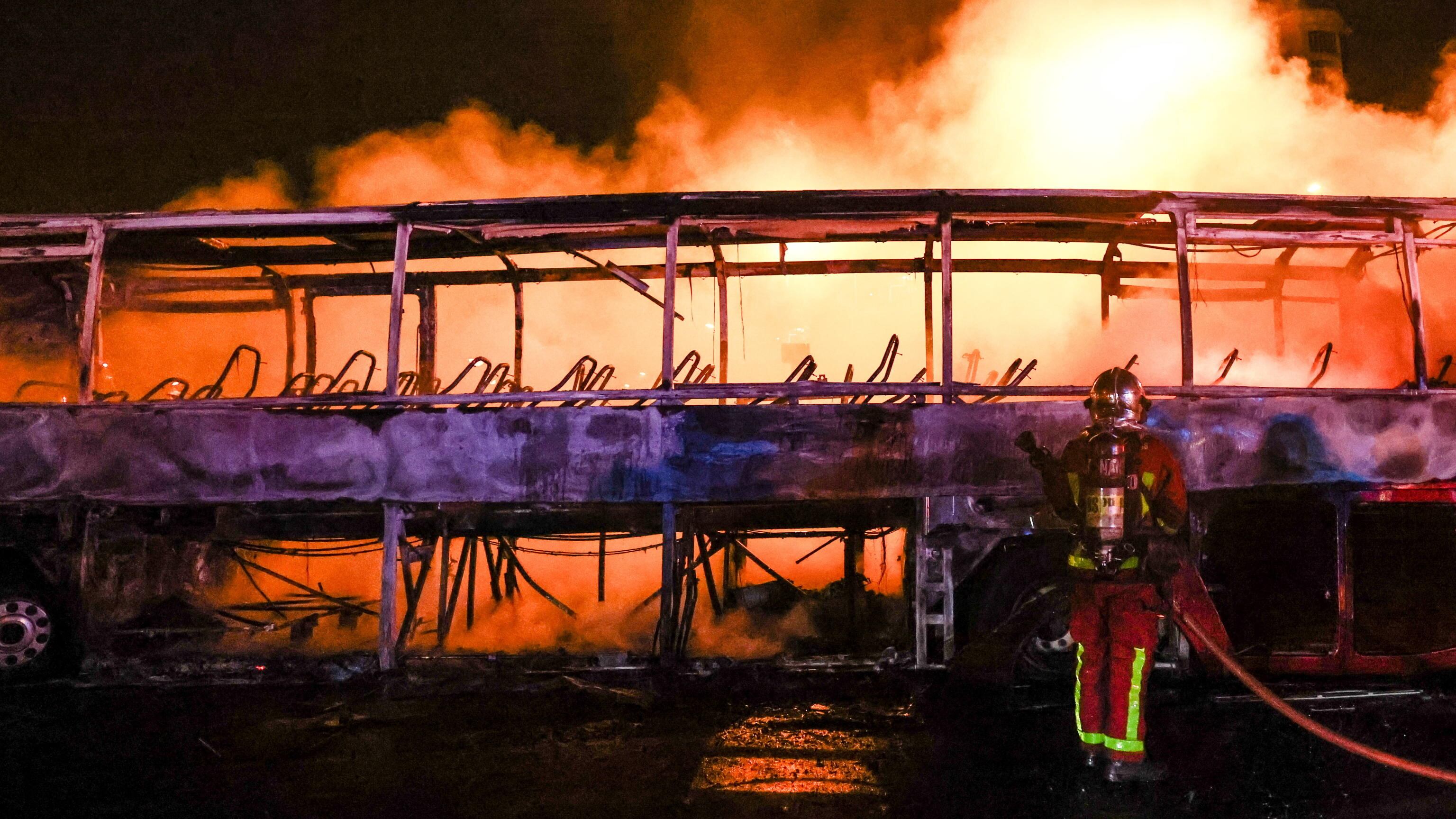 La Francia ora è in fiamme Macron schiera i blindati «Via i ragazzi dalle rivolte»