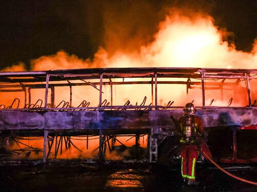 La Francia ora è in fiamme Macron schiera i blindati «Via i ragazzi dalle rivolte»