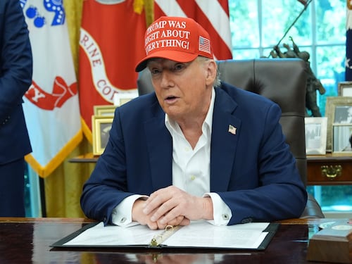 Trump minaccia la revoca delle licenze: "Abc e Nbc sono emittenti faziose"