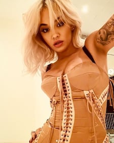 Rita Ora, il costume è sexy 10