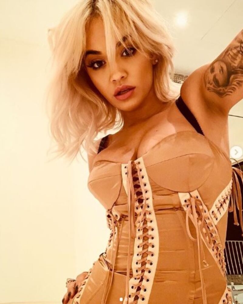 Rita Ora, il costume è sexy 10